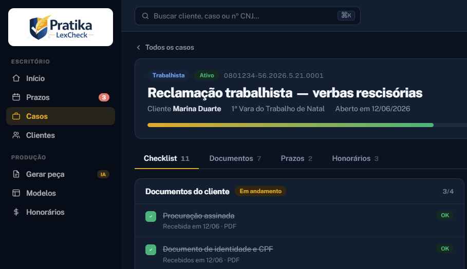 Tela de um caso no LexCheck: reclamação trabalhista com abas de Checklist, Documentos, Prazos e Honorários, e os documentos do cliente marcados como recebidos.